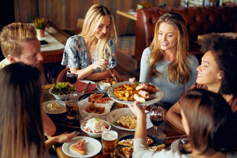 Amis au restaurant aix