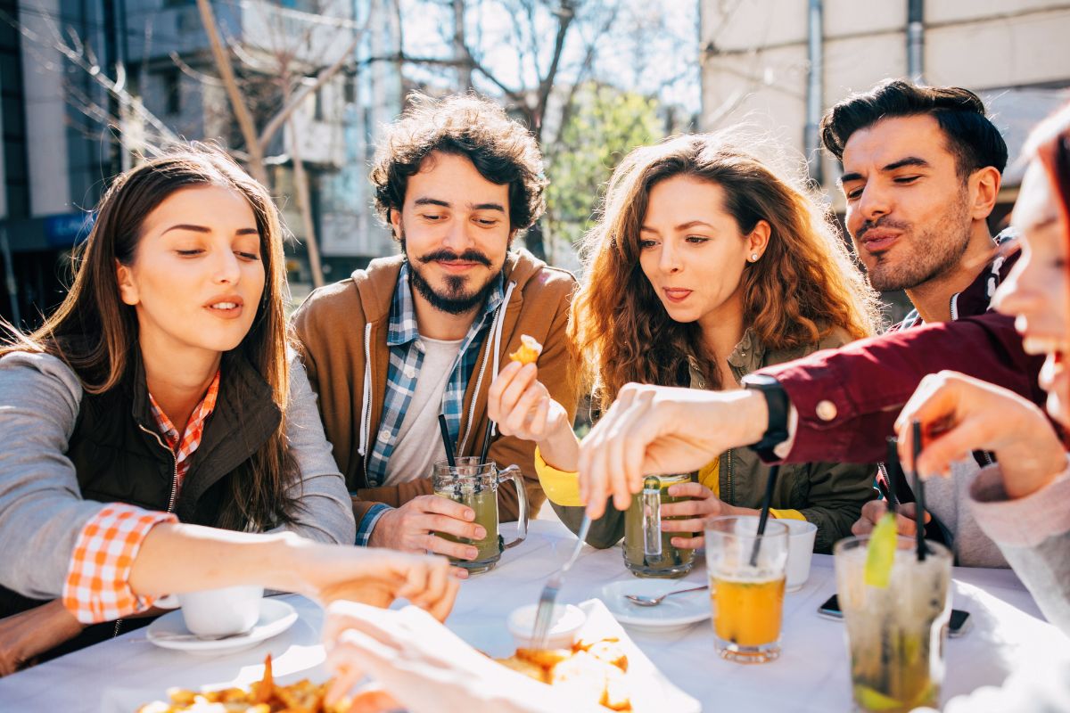 Sortir entre amis au restaurant